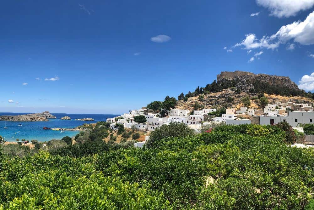 Ein malerisches Dorf auf einem Hügel mit Panoramablick auf das Meer auf Rhodos, einer der beliebtesten Sehenswürdigkeiten (Sehenswürdigkeiten) Griechenlands.