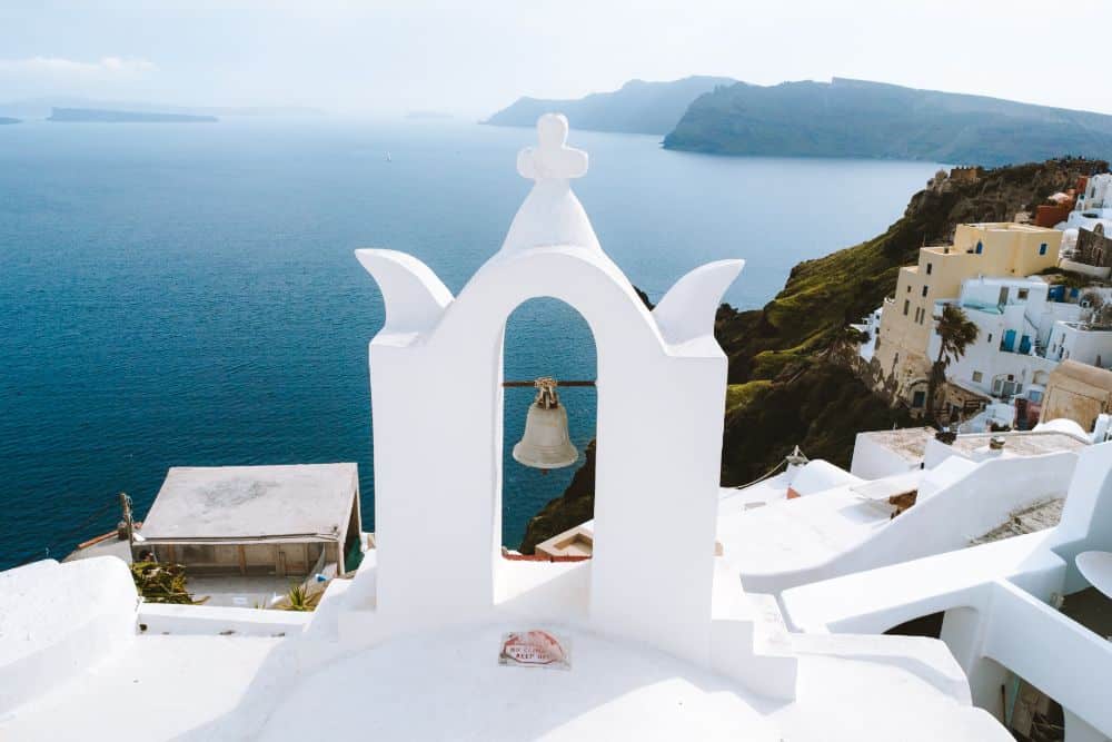 Santorini, eine der schönsten Inseln Griechenlands, lädt zum Inselhüpfen in Griechenland ein. Mit seinem atemberaub