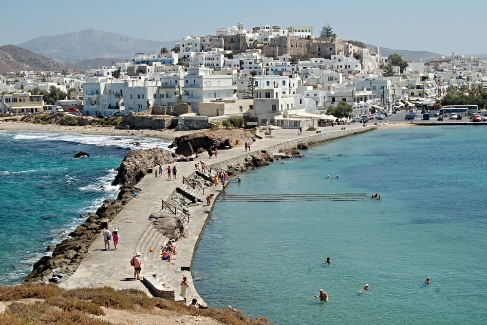Naxos, eine Stadt mit weißen Gebäuden und Sehenswürdigkeiten im Hintergrund.