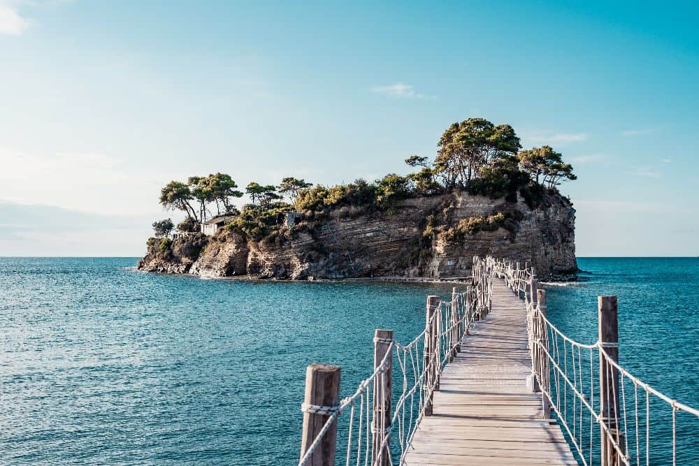Eine Holzbrücke, die zu einer kleinen Insel in Zakynthos führt.