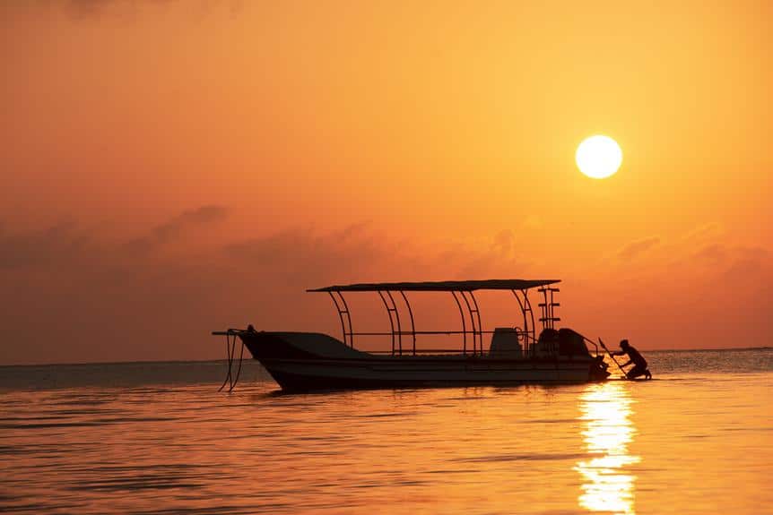 Ein kleines Boot im Meer bei Sonnenuntergang.