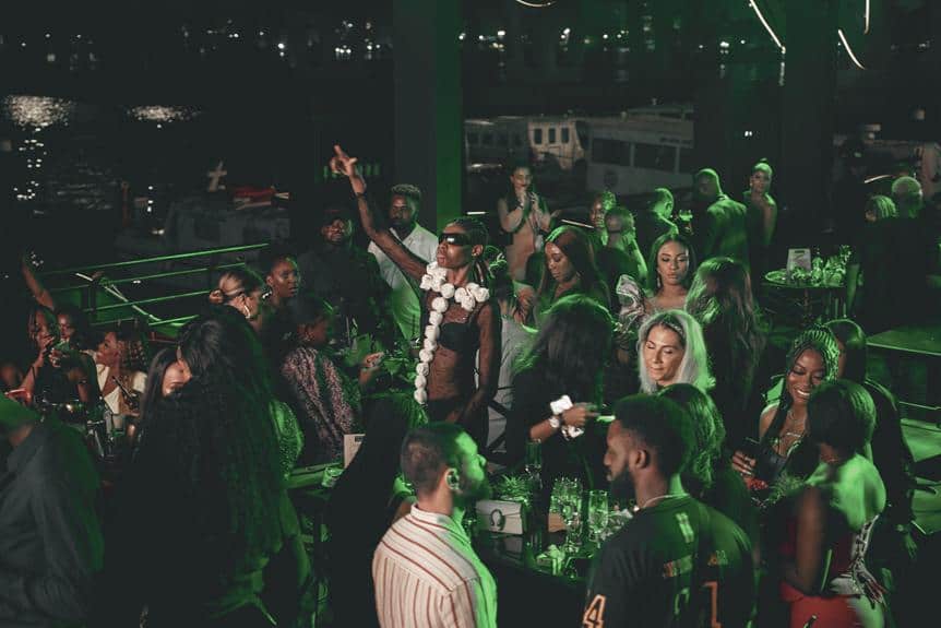 Eine Gruppe von Menschen auf einer Party mit grünem Licht.